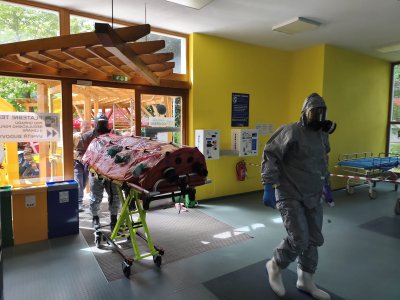 Biohazard tým jihočeské záchranky cvičil ve Strakonicích zásah u podezření na vysoce nakažlivou nemoc